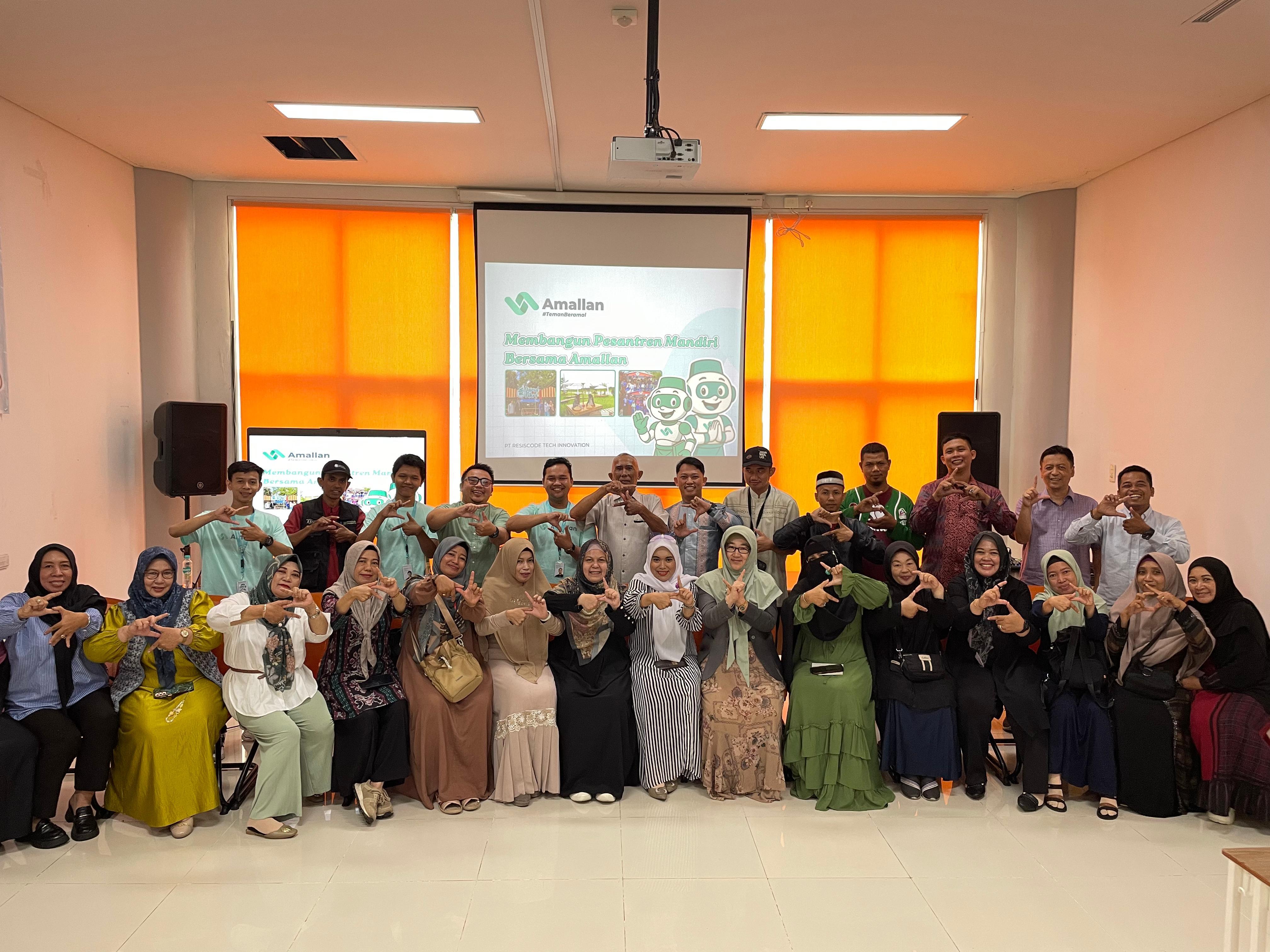 Amallan Launching Program Bantu Pesantren Naik Level kepada Para Anggota Komunitas Lintas Bersatu - Kalimantan Barat